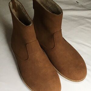 Brown boots, size 8.